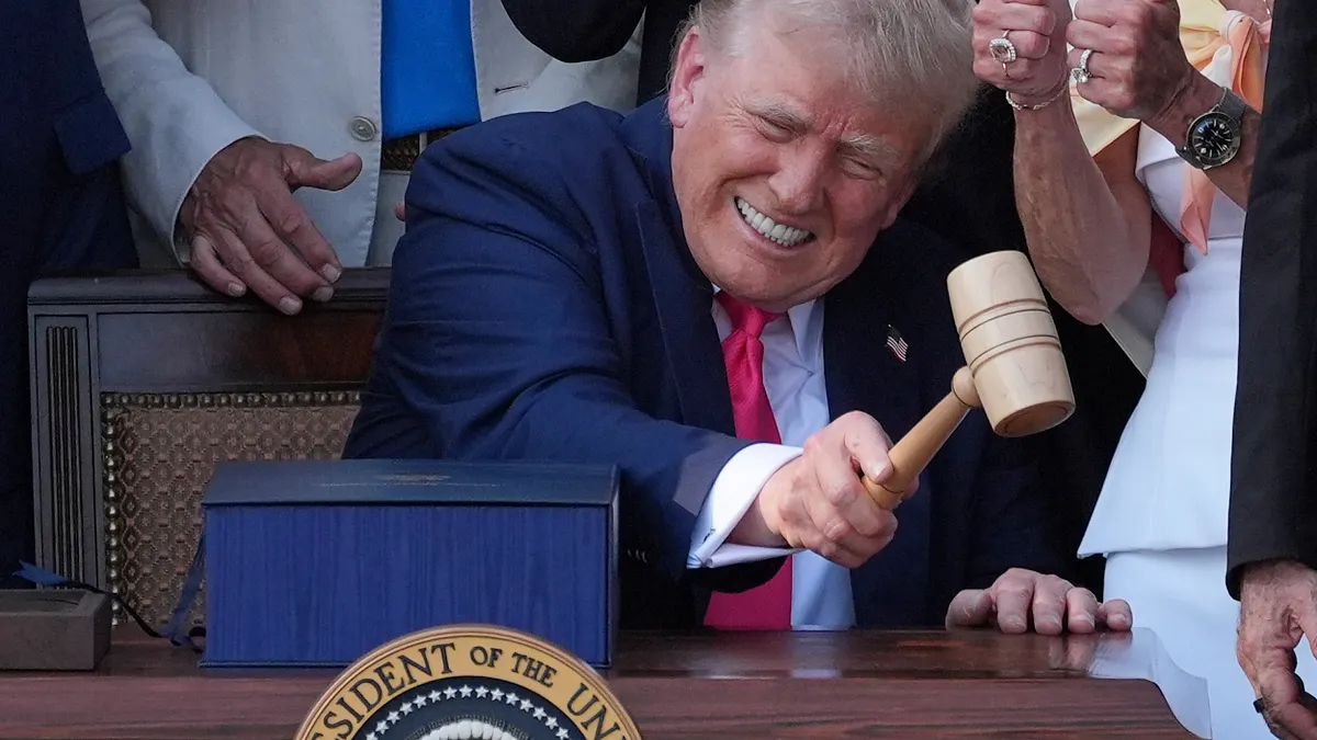 美國總統川普4日在白宮簽署「大而美法案」。(資料照,美聯社)