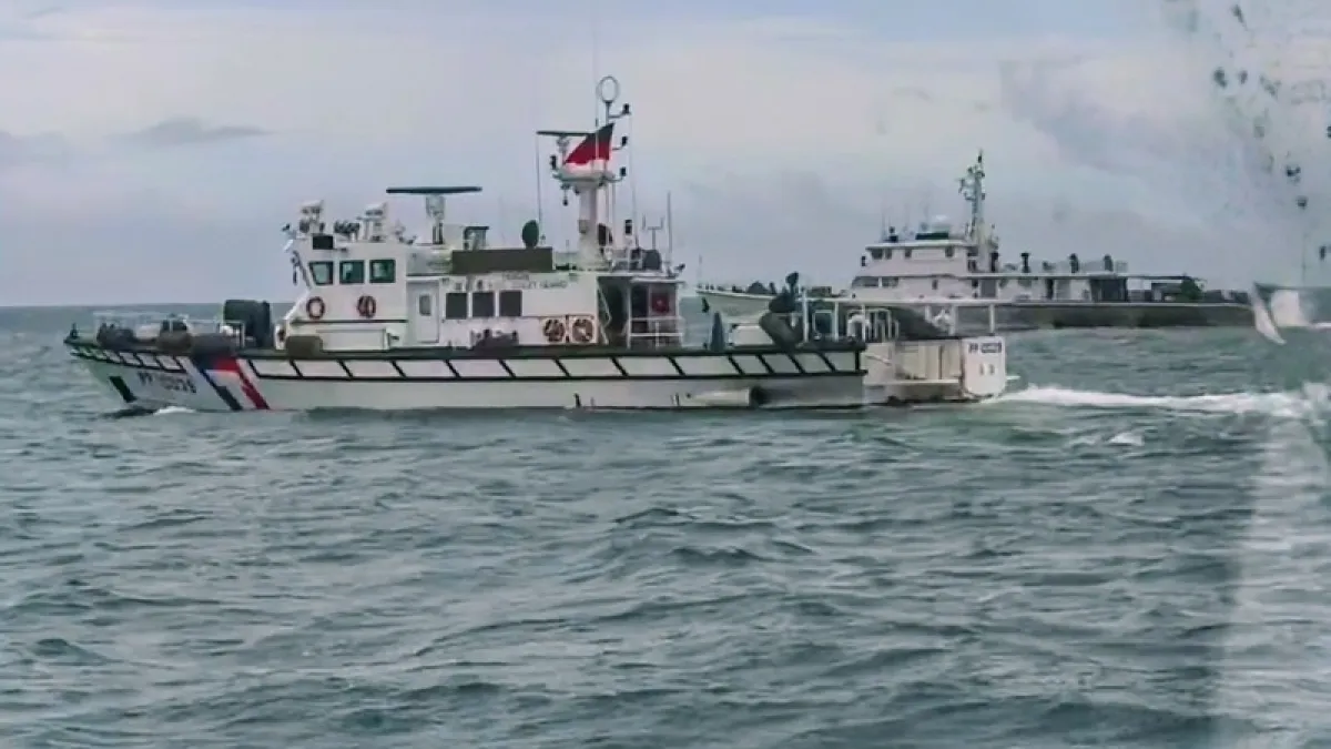 中國海警船關AIS侵入金門水域,海巡巡防艇併航監控。(海洋委員會海巡署金馬澎分署提供)