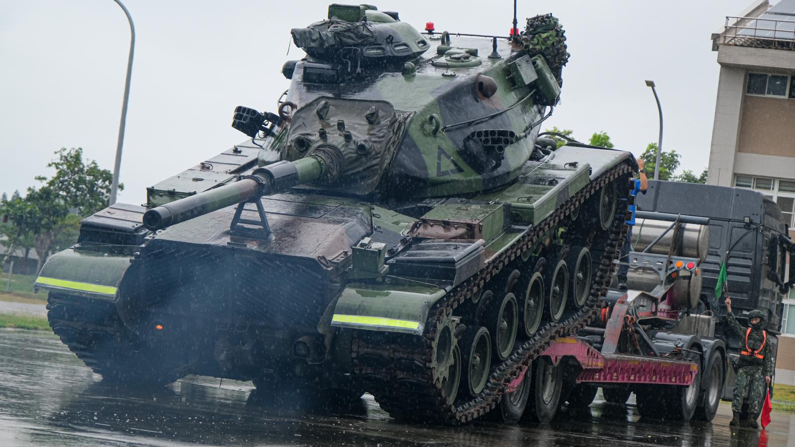 漢光隨軍》民間協助「載運戰車」!軍民整合現場直擊 板車助部隊快速跨區增援