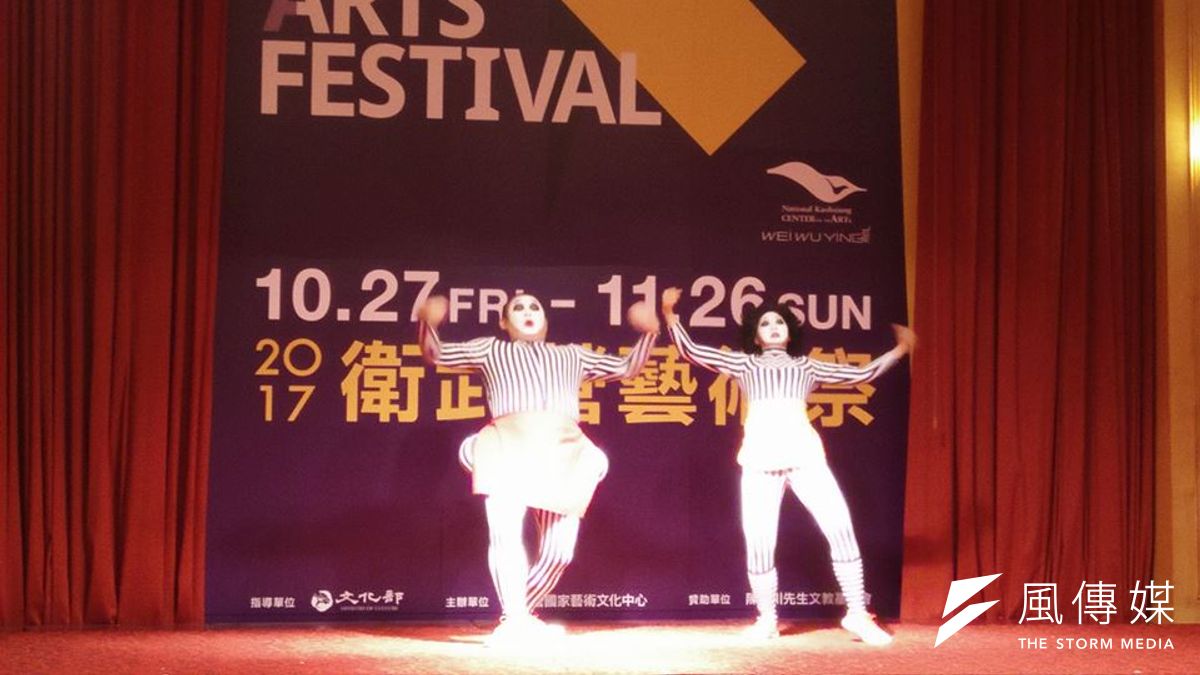 野孩子肢體劇場姚尚德(右)、蘇凌帶來妙趣橫生的演出。(圖/龔傑森攝) 野孩子肢體劇場姚尚德(右)、蘇凌帶來妙趣橫生的演出。(圖/龔傑森攝)