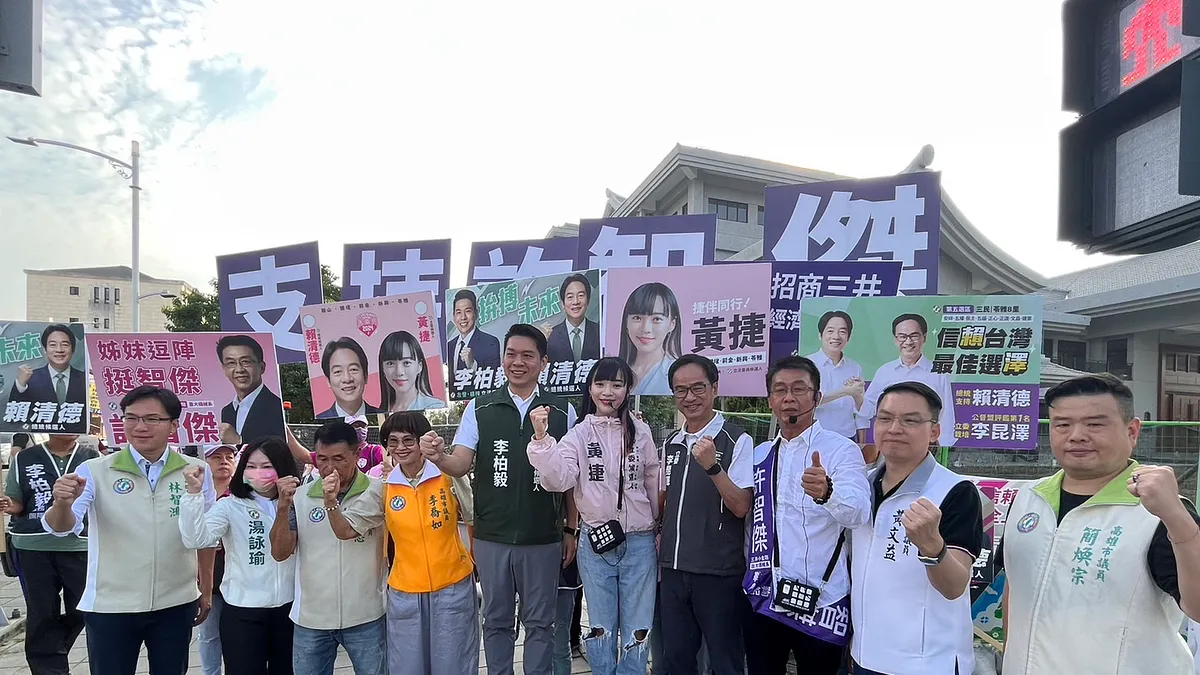 高雄第六選區民進黨立委候選人黃捷今和許智傑、李昆澤、李柏毅候選人,在路口與多名市議員向上班上課的民眾揮手致意。(圖/黃捷服務處提供)