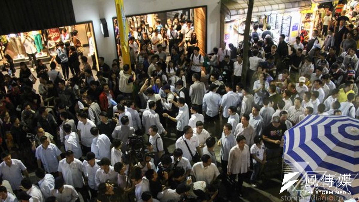 為了總統馬英九掃街的維安工作,大批隨扈跟隨到西門町掃街,讓國民黨台北市長參選人連勝文陣營擔心會有反效果。(圖為馬英九連勝文西門町掃街畫面) 為了總統馬英九掃街的維安工作,大批隨扈跟隨到西門町掃街,讓國民黨台北市長參選人連勝文陣營擔心會有反效果。(圖為馬英九連勝文西門町掃街畫面)