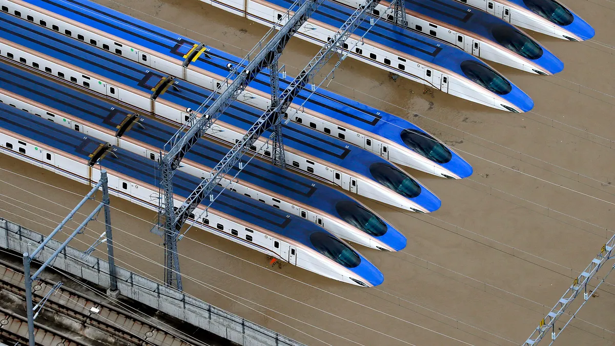 颱風哈吉貝重創日本,長野縣內的新幹線車庫泡在水中。(AP)
