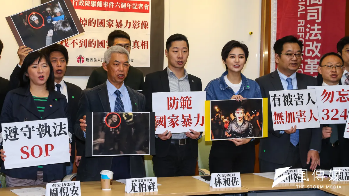 立法委員林昶佐(右三)、賴品妤(右二)等人24日召開太陽花學運引發的324行政院血腥暴力鎮壓6周年記者會。(顏麟宇攝)