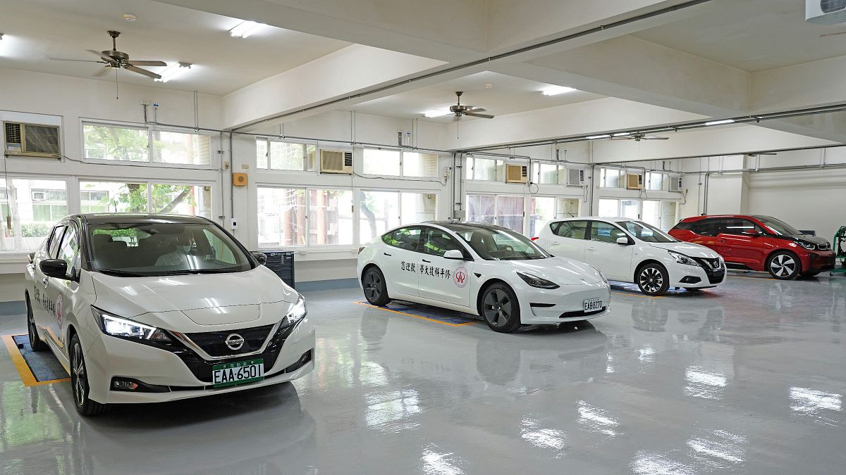 台中修平科技大學建置綠能智慧電動車車輛實驗室,並成立中部地區智慧車輛人才培育中心,培育具智慧車輛修護技術人才。(圖/修平科技大學提供) 台中修平科技大學建置綠能智慧電動車車輛實驗室,並成立中部地區智慧車輛人才培育中心,培育具智慧車輛修護技術人才。(圖/修平科技大學提供)