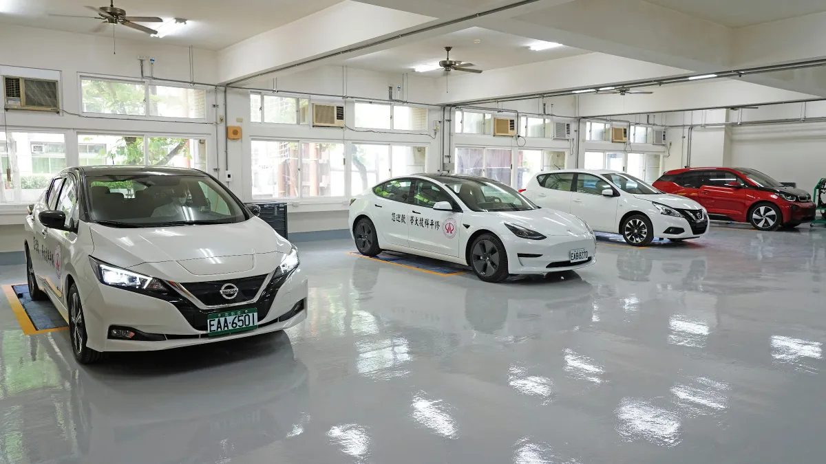台中修平科技大學建置綠能智慧電動車車輛實驗室,並成立中部地區智慧車輛人才培育中心,培育具智慧車輛修護技術人才。(圖/修平科技大學提供)