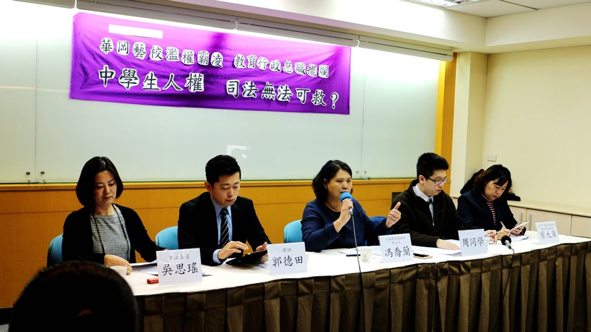 人本教育文教基金會今(21)日陪周姓學生向台北高等行政法院提出行政訴訟,為學生爭取救濟權利。(取自人本教育文教基金會網站) 人本教育文教基金會今(21)日陪周姓學生向台北高等行政法院提出行政訴訟,為學生爭取救濟權利。(取自人本教育文教基金會網站)