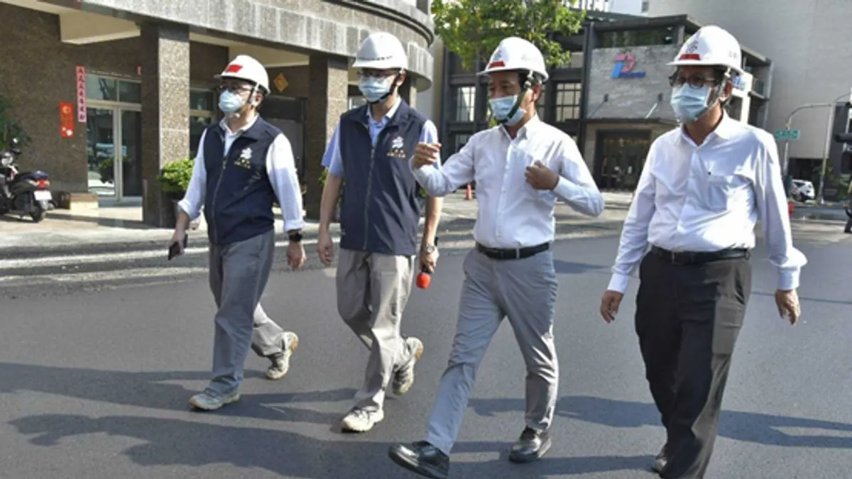 副市長林欽榮至文川路視察路面施工現場,展現了疫情期間對民生建設仍高度重視。(圖/高市工務局提供)