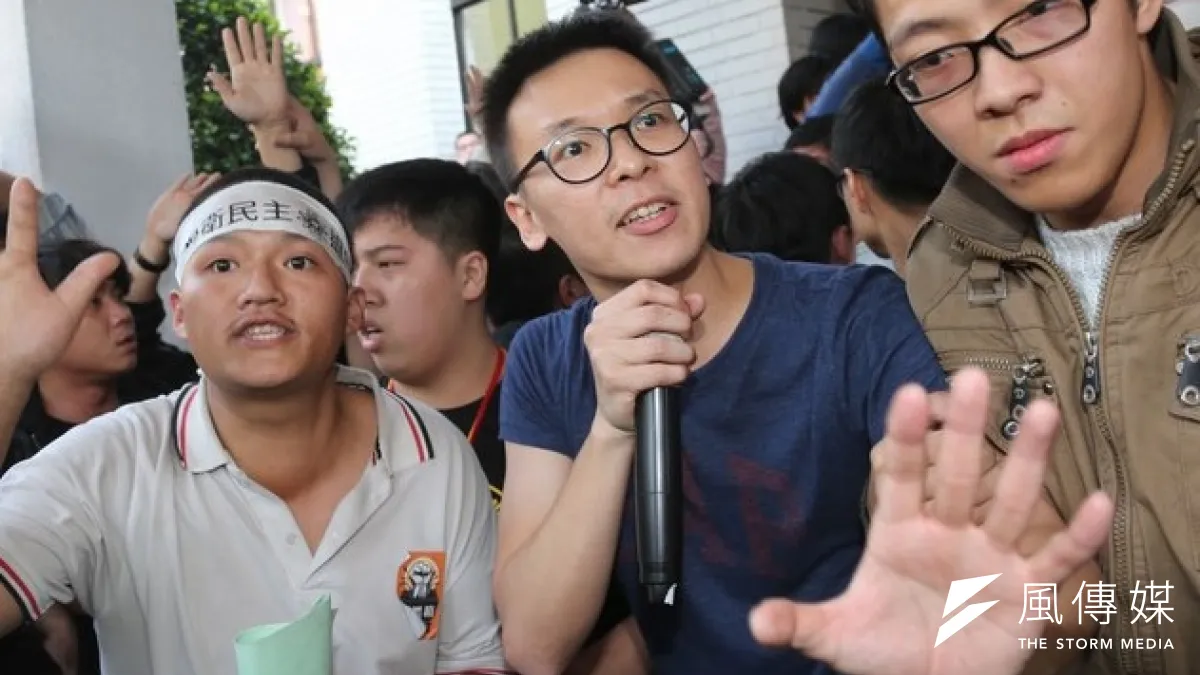 警方驅離佔領行政院的群眾,林飛帆對「國家暴力血淋淋在我們眼前」感到痛心。(吳逸驊攝)