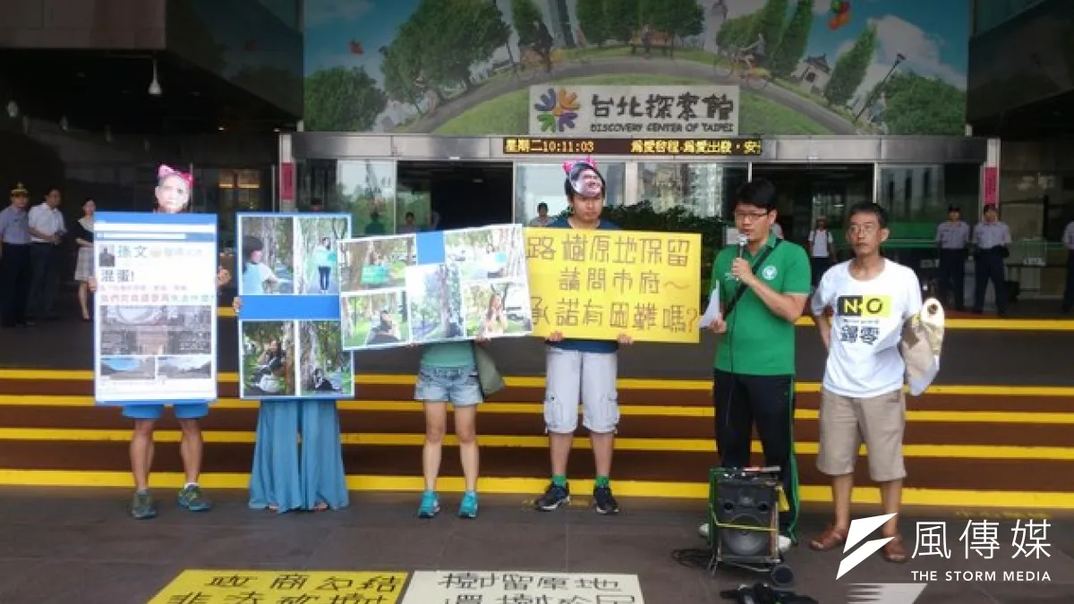 台灣護樹團體等在大巨蛋外搭設帳棚、要求護樹,已進入第81天,台北市政府仍未白紙黑字承諾。(杜兆倫攝)