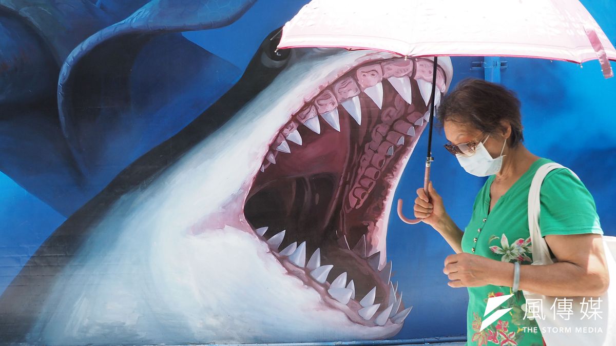 疫情嚴峻,友邦贈我疫苗,與北京別有所圖形成強烈對比。圖為台灣疫情三級警戒,民眾外出載好口罩防護。(柯承惠攝) 疫情嚴峻,友邦贈我疫苗,與北京別有所圖形成強烈對比。圖為台灣疫情三級警戒,民眾外出載好口罩防護。(柯承惠攝)