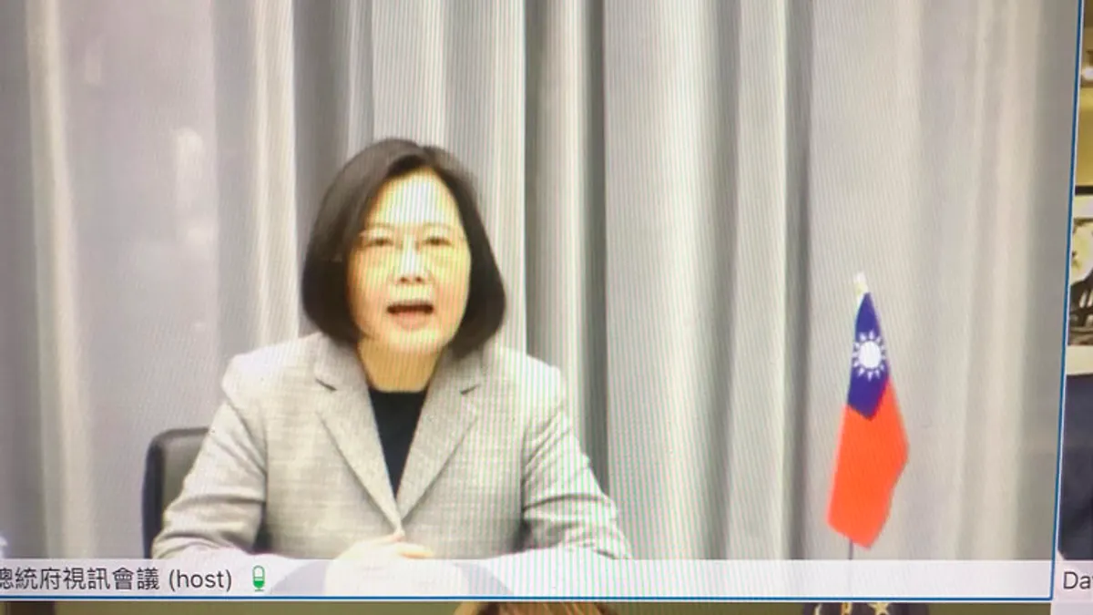 美國駐聯合國大使克拉夫特在台灣時間14日上午和我國總統蔡英文視訊對話,強調「美國會一直與台灣同陣線,像朋友和夥伴,肩並肩做為民主的支柱」。(美聯社)