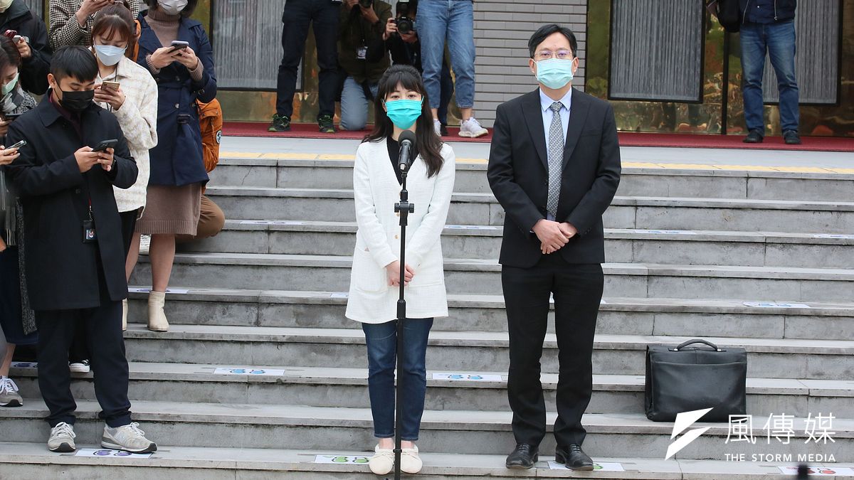 立委高嘉瑜律師(右)2日出面說明施暴案相關內容。(資料照,柯承惠攝) 立委高嘉瑜律師(右)2日出面說明施暴案相關內容。(資料照,柯承惠攝)