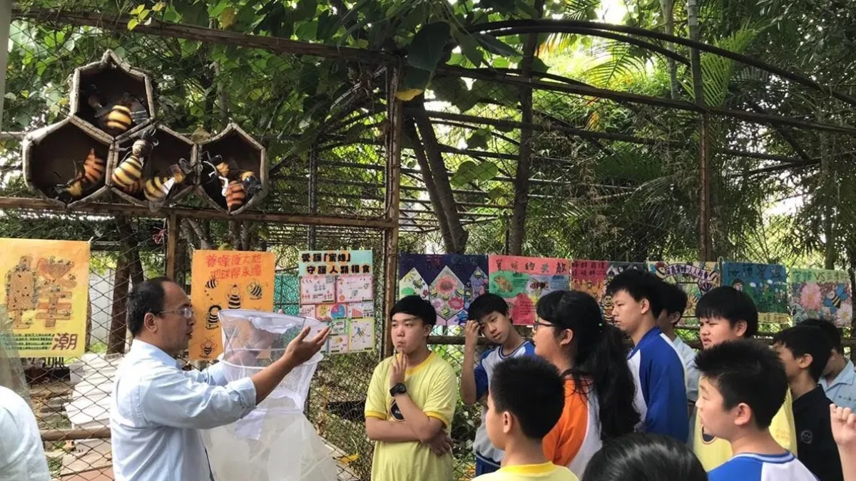 第59屆全國中小學科學展覽會於今(22)日起至26日一連舉行五天。新北市二重國中鍾兆晉校長獲頒全國唯一「15年指導獎」,今年新北市共有6位獲頒全國科展優良指導教師獎,為全國參賽隊伍數及獲頒優良指導教師獎最多的縣市。 (圖/新北市教育局提供)
