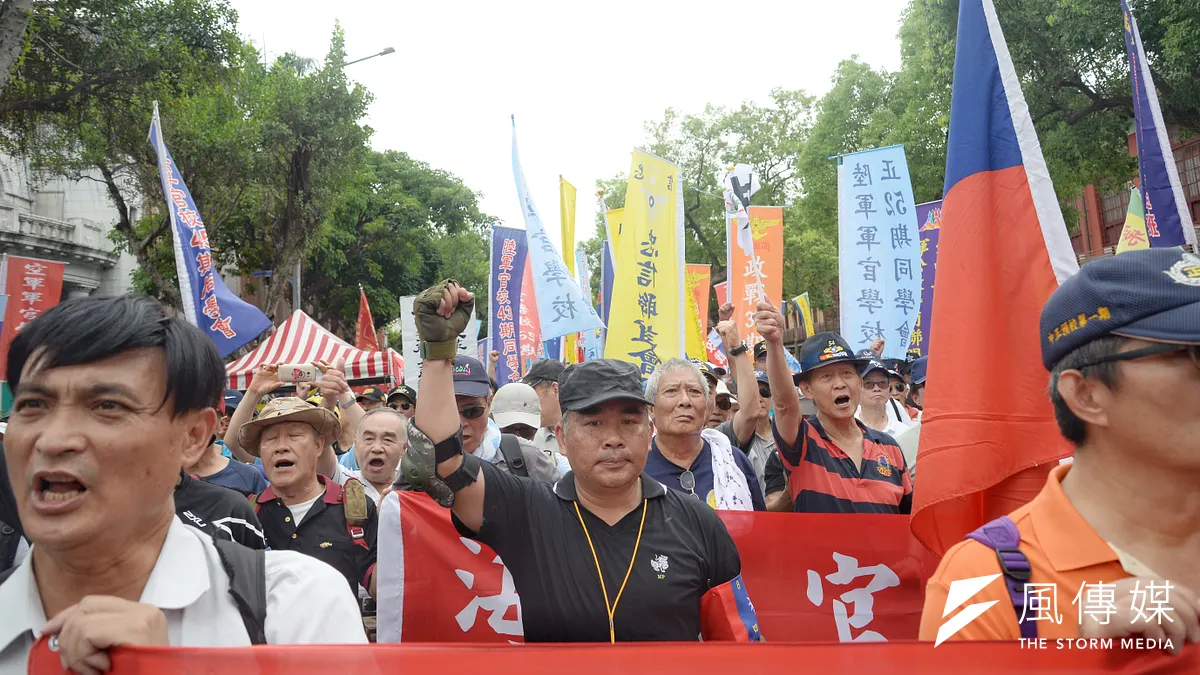 作者指出,年改之所以宣告不違憲,是因大法官認為推動年改帶來的公共利益大於退休金代表的私人利益,所以只好「謝謝軍公教人員對改革的支持與諒解」了。(資料照,甘岱民攝) 作者指出,年改之所以宣告不違憲,是因大法官認為推動年改帶來的公共利益大於退休金代表的私人利益,所以只好「謝謝軍公教人員對改革的支持與諒解」了。(資料照,甘岱民攝)