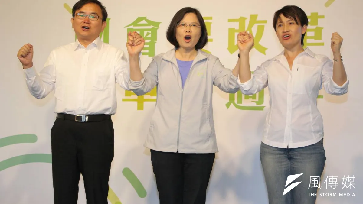 民進黨黨主席蔡英文出席「英派革新.點亮花東」推薦蕭美琴、劉櫂豪記者會。(葉信菉攝)
