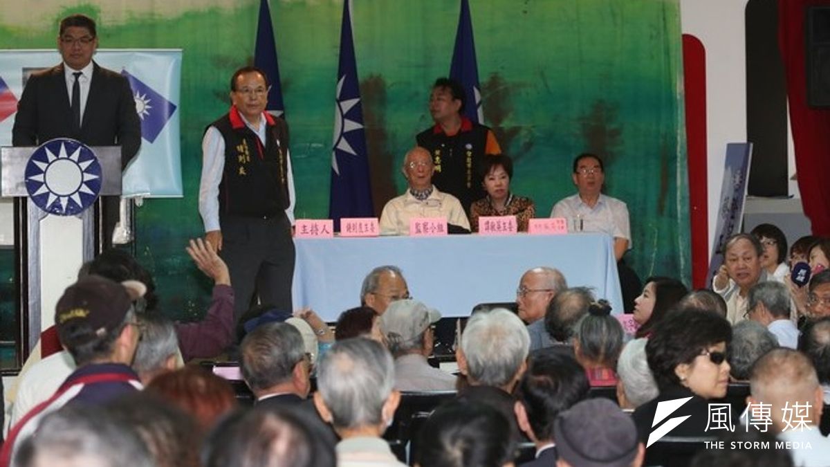 國民黨台北市長黨內初選中山大同政見發表會,連勝文一上台發表就被現場民眾鬧場。(余志偉攝) 國民黨台北市長黨內初選中山大同政見發表會,連勝文一上台發表就被現場民眾鬧場。(余志偉攝)