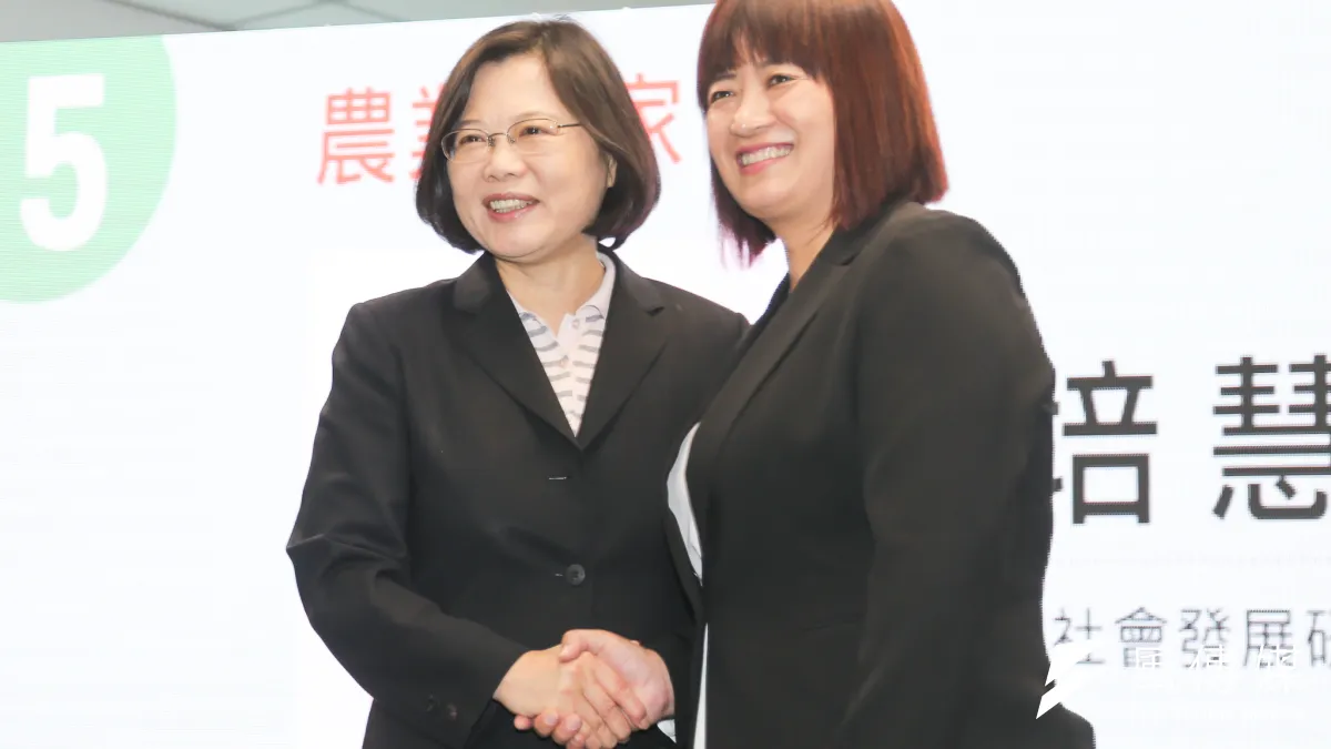 民進黨不分區立委候選人蔡培慧(右),13日上午和多位民進黨不分區立委候選人到新竹市替民進黨立院黨團總召集人柯建銘助勢。(資料照,陳明仁攝)