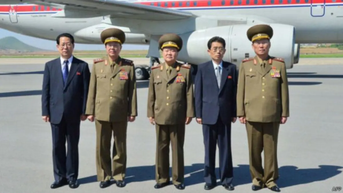 韓國報導稱說朝鮮人民軍總參謀長李永吉(左二)以腐敗和其他罪名被處死。(BBC中文網)