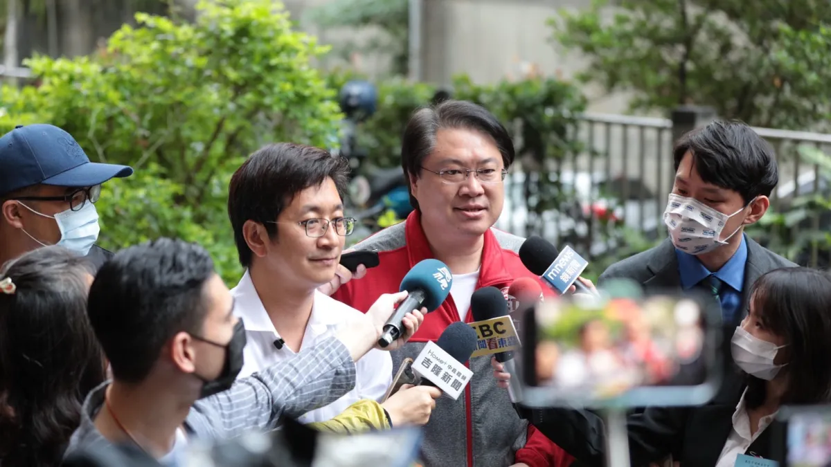 2022九合一大選,時任基隆市長林右昌、時任民進黨基隆市長候選人蔡適應。(資料照,蔡適應競辦提供)