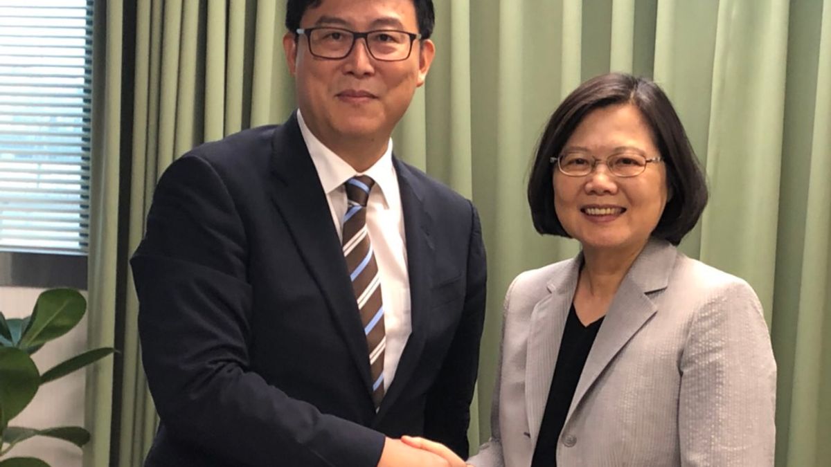 民進黨台北市長參選人姚文智提出「0元月票」遭各界質疑,但綠委管碧玲今發文力挺!圖為姚到黨中央和黨主席蔡英文會面。(資料照,取自姚文智辦公室) 民進黨台北市長參選人姚文智提出「0元月票」遭各界質疑,但綠委管碧玲今發文力挺!圖為姚到黨中央和黨主席蔡英文會面。(資料照,取自姚文智辦公室)