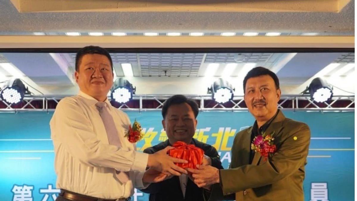 英系要角直言,黨內各系統本就對何博文(左)不滿,無意支持其連任,余天(右)現在退選,正國會擺明擺其他派系的道。(取自何博文臉書) 英系要角直言,黨內各系統本就對何博文(左)不滿,無意支持其連任,余天(右)現在退選,正國會擺明擺其他派系的道。(取自何博文臉書)