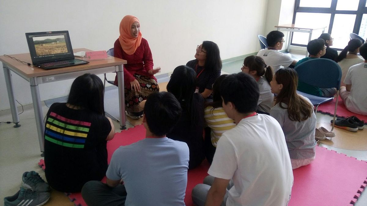 透過文化交流和教育深根,要讓他鄉變故鄉,圖中為主動清掃台中綠川河岸環境的印尼移工Pindy和學生分享她在台灣的生活。(圖/想想論壇提供) 透過文化交流和教育深根,要讓他鄉變故鄉,圖中為主動清掃台中綠川河岸環境的印尼移工Pindy和學生分享她在台灣的生活。(圖/想想論壇提供)