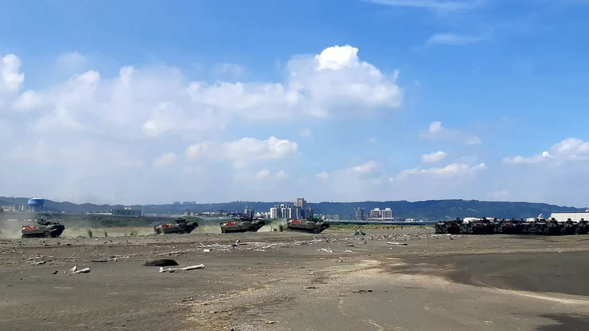 2023漢光39號預演出動陸戰隊的AAV-7兩棲突擊車模擬共軍的兩棲戰車。(攝影/揭仲)