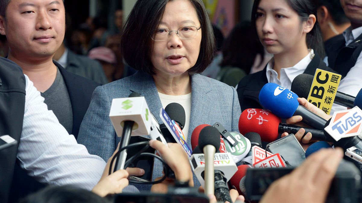 九合一選舉剛過,民進黨政府失去不少原先執政的縣市,面對「綠地變藍天」的狀況,總統蔡英文也旋即辭去黨主席一職。(資料照,美聯社) 九合一選舉剛過,民進黨政府失去不少原先執政的縣市,面對「綠地變藍天」的狀況,總統蔡英文也旋即辭去黨主席一職。(資料照,美聯社)