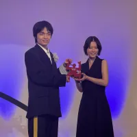 俳優の岡山天音が第63回ギャラクシー賞個人賞を受賞し、祝福に駆けつけた杉咲花と次回共演をめぐる軽快なトークで会場を和ませた。(写真/黃信維撮影) 俳優の岡山天音が第63回ギャラクシー賞個人賞を受賞し、祝福に駆けつけた杉咲花と次回共演をめぐる軽快なトークで会場を和ませた。(写真/黃信維撮影)