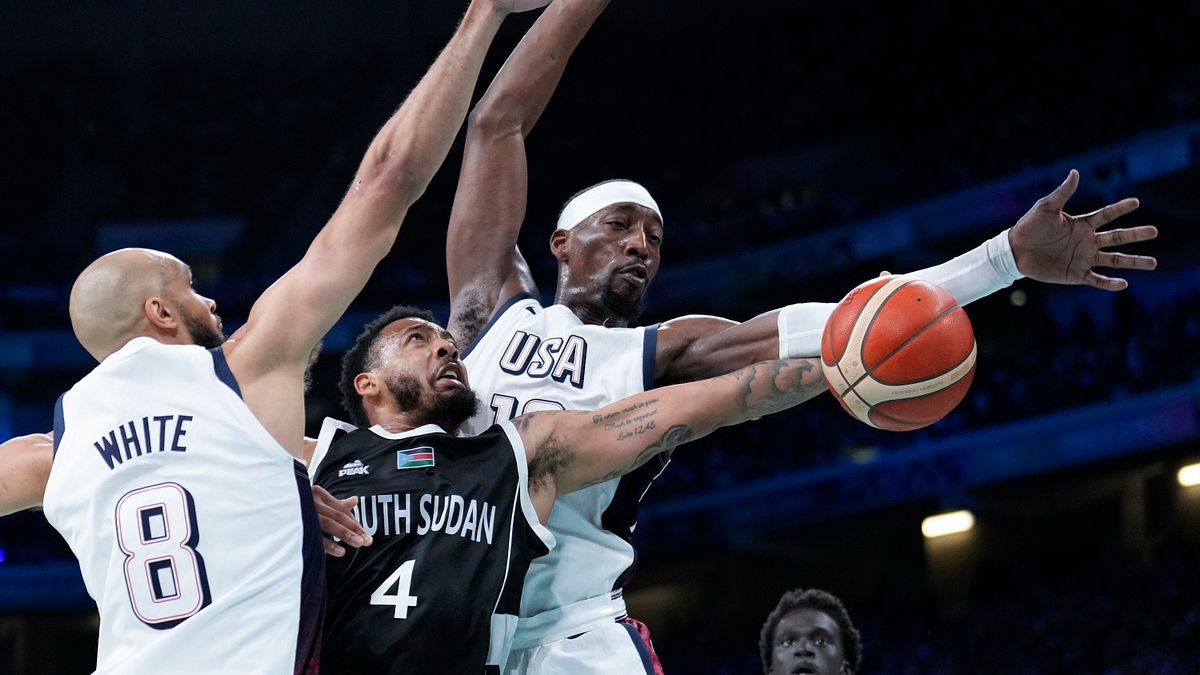 美國與南蘇丹之戰,南蘇丹的瓊斯試圖突破內線上籃。(美聯社) 美國與南蘇丹之戰,南蘇丹的瓊斯試圖突破內線上籃。(美聯社)