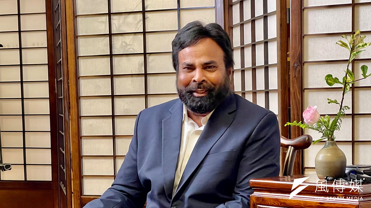 美國加州柏克萊大學教授達爾文(Solomon Darwin)分享祖母、父親和自己奮鬥的故事,希望鼓勵更多位於社會底層的人掙脫枷鎖,勇敢追求夢想。(謝錦芳攝) 美國加州柏克萊大學教授達爾文(Solomon Darwin)分享祖母、父親和自己奮鬥的故事,希望鼓勵更多位於社會底層的人掙脫枷鎖,勇敢追求夢想。(謝錦芳攝)