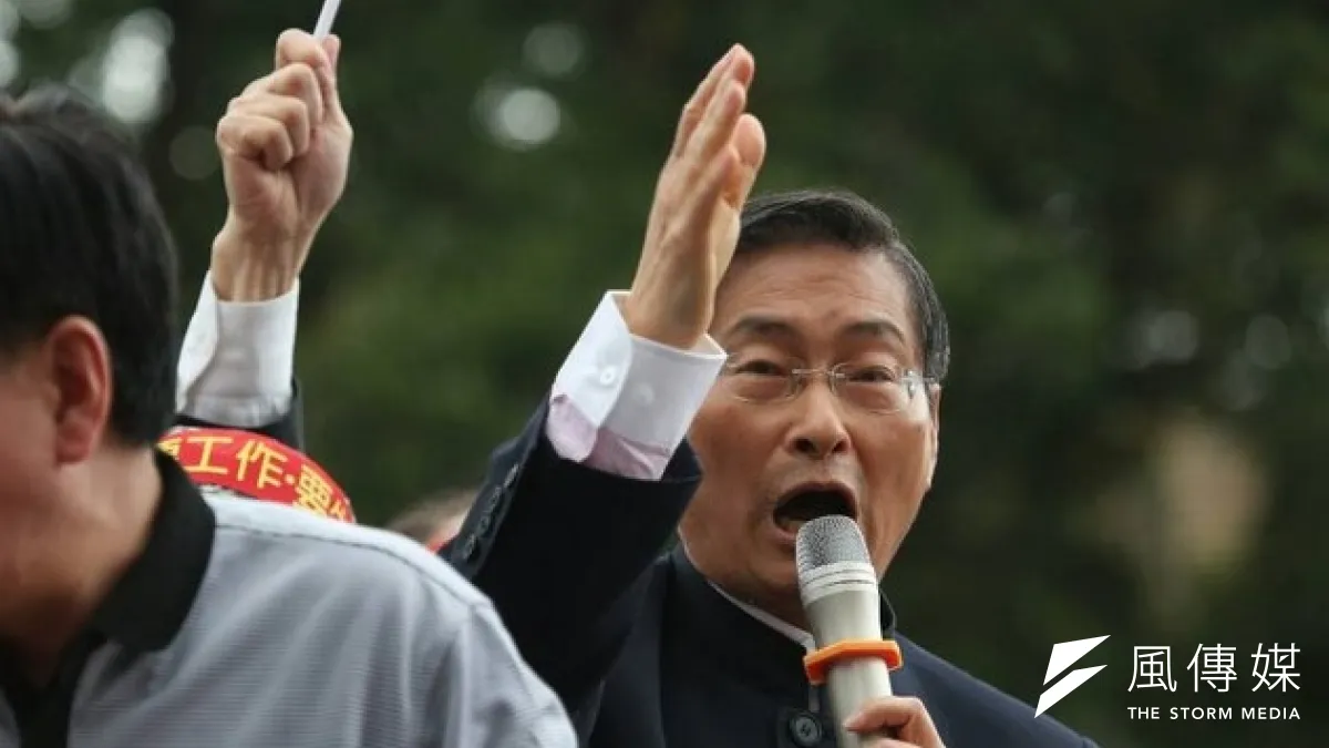 白狼張安樂4月1日號召群眾到立法院,痛批「職業學生」佔據立法院。(余志偉攝)
