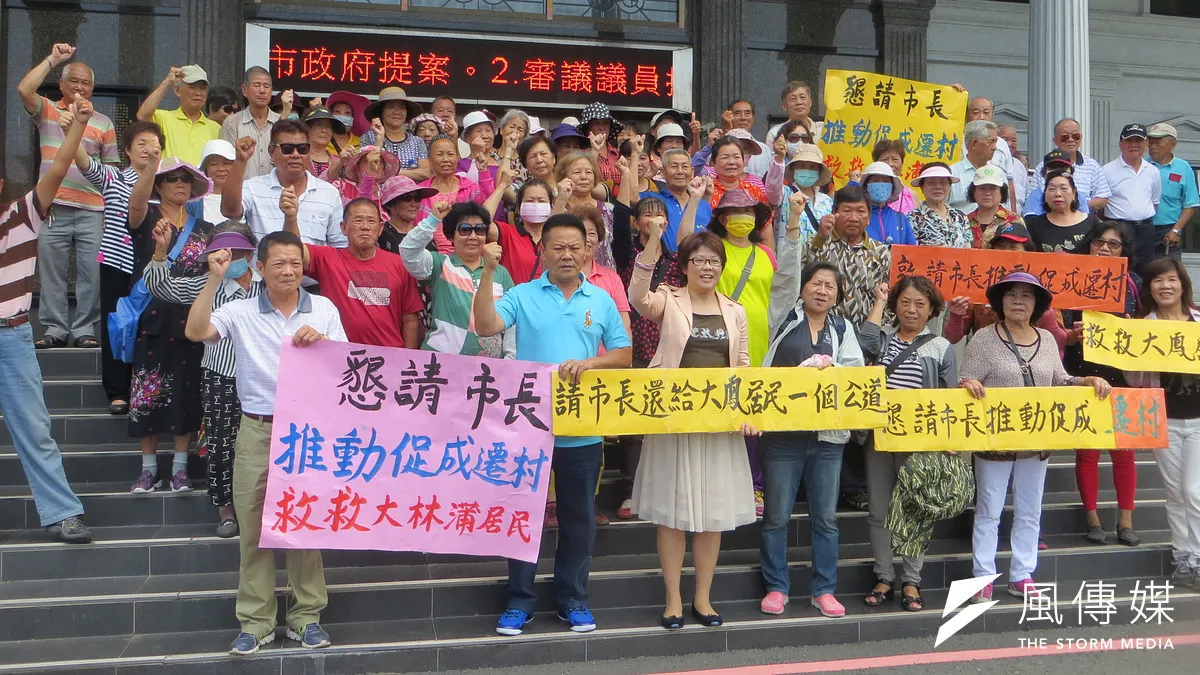 高雄市議員陳信瑜質詢完後,與大林蒲居民合影。(楊伯祿攝) 高雄市議員陳信瑜質詢完後,與大林蒲居民合影。(楊伯祿攝)