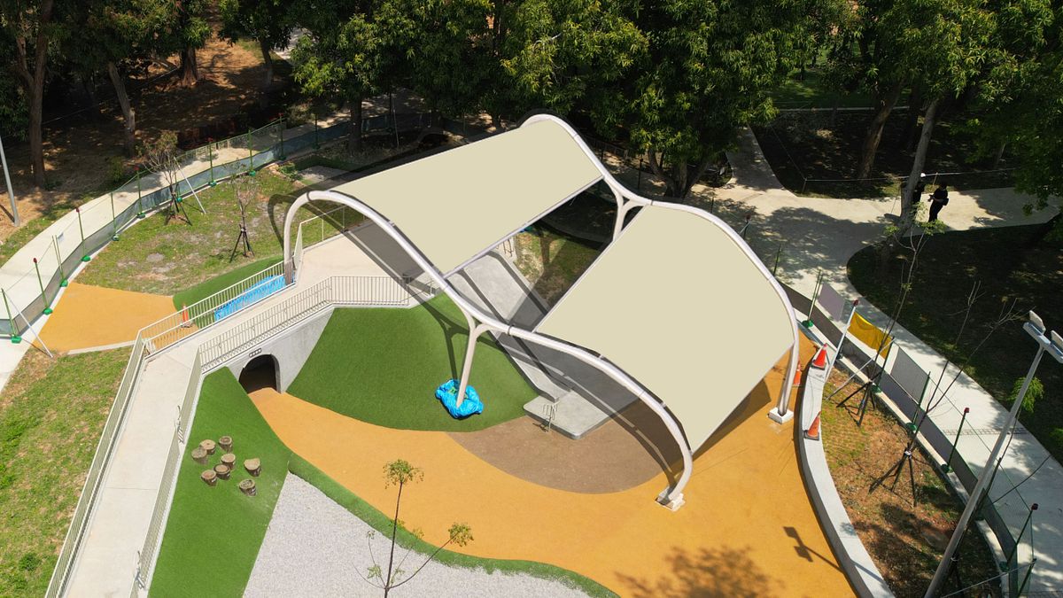 此次遮陽設施工程涵蓋「遊戲農園」及「后森之丘」,施工期間將暫時封閉相關區域至6月初,其餘設施則維持正常開放。(圖/台中市政府) 此次遮陽設施工程涵蓋「遊戲農園」及「后森之丘」,施工期間將暫時封閉相關區域至6月初,其餘設施則維持正常開放。(圖/台中市政府)