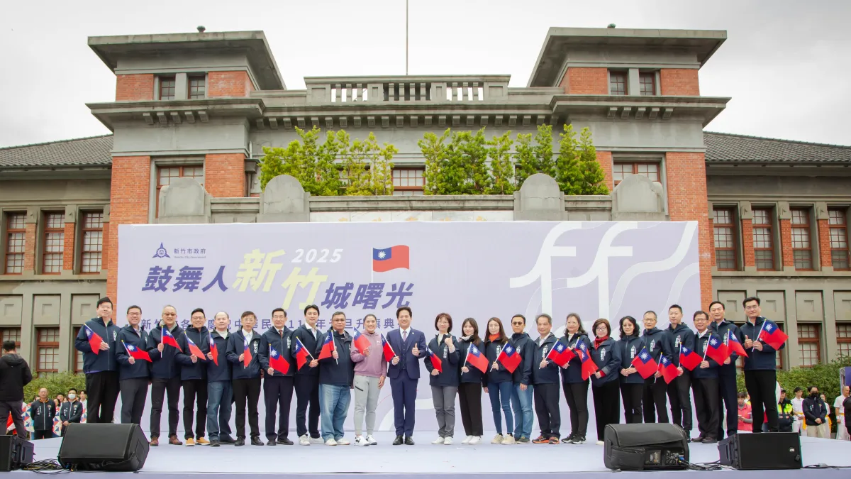 竹市代理市長邱臣遠率領秘書長張治祥及市府一級主管、貴賓,共同迎接2025新年到來。(圖/新竹市政府提供)