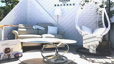 大漢家具以銀白色電動沙發為主角,在2020白色野餐打造「大漢白宮」成為網美打卡點。(圖/大漢家具提供)