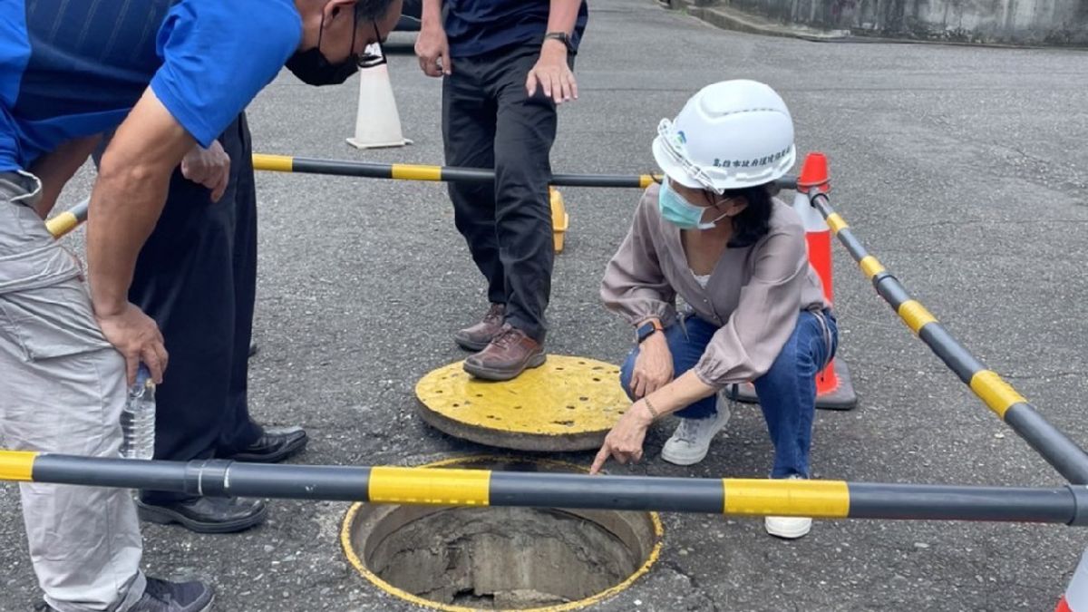 環保局長張瑞琿(右一)查看廠區內雨水收集井。(圖/徐炳文攝) 環保局長張瑞琿(右一)查看廠區內雨水收集井。(圖/徐炳文攝)