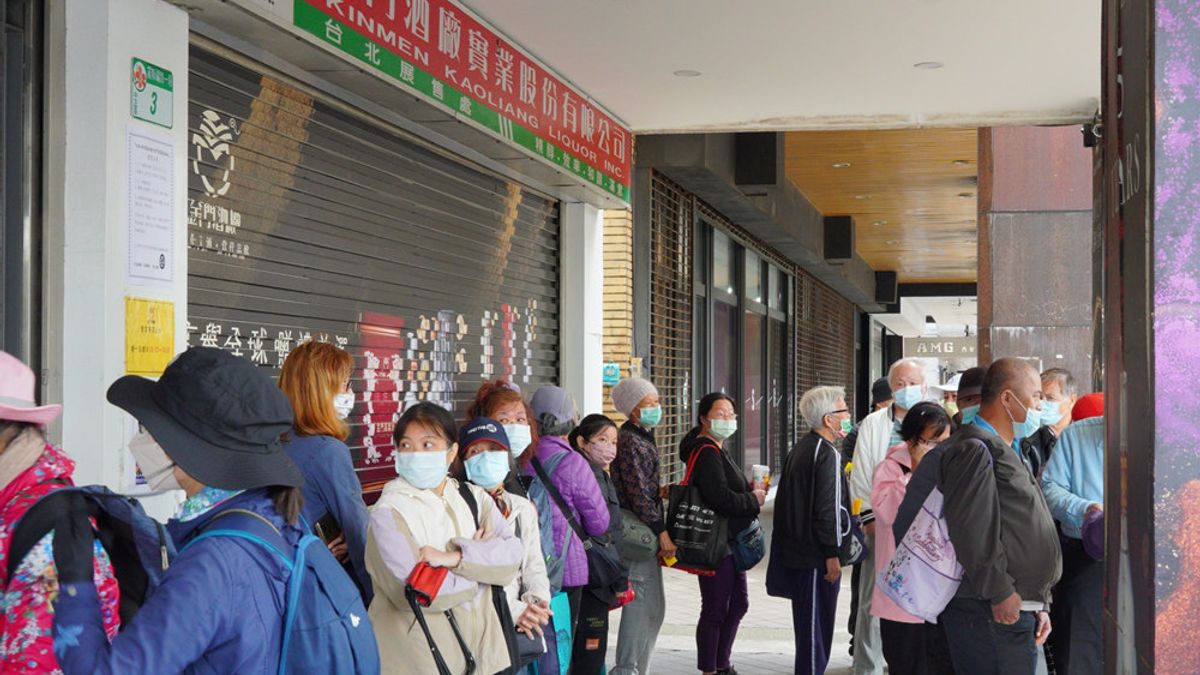 金酒專賣店尚未營業就有人潮湧現,等「全台首款晶彩盛年水晶生肖系列」2024龍年版上市。(圖/業者提供) 金酒專賣店尚未營業就有人潮湧現,等「全台首款晶彩盛年水晶生肖系列」2024龍年版上市。(圖/業者提供)