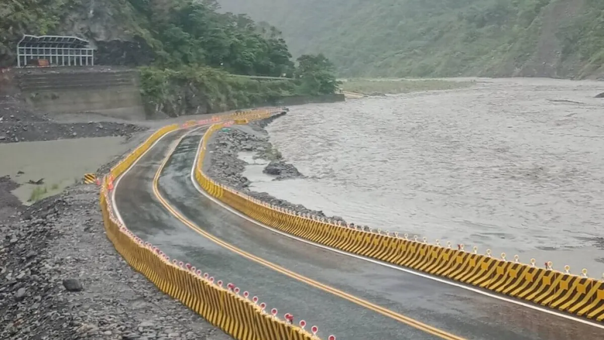 卡努颱風引進西南風讓台灣山區下起大雨,雨勢讓不少地區停班停課。(示意圖/公路總局甲仙工務段提供)