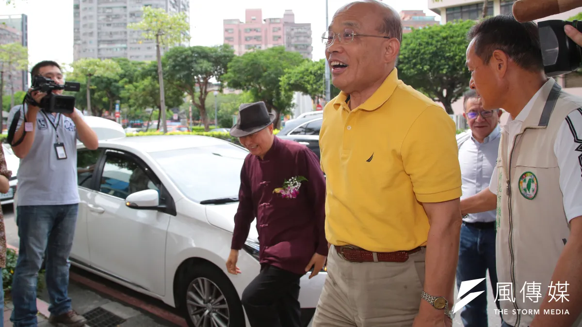 作者指出,前台北縣長蘇貞昌「放棄了整條皇冠海岸線(北海岸)」,而「封閉沙崙海水浴場」的人是他,「出租金山活動中心」的也是他,「將貢寮海洋音樂祭變調商業化」的又是他。(資料照,顏麟宇攝)