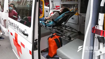 針對HIV患者日前未主動告知第一線救護人員,衛福部疾管署23日解釋現行法條,「醫事人員不包括救護人員,所以患者不需主動告知救護人員患有HIV」,讓消防員痛批「同樣是救人,為什麼差別待遇?」此圖為示意圖,非當事照片。(資料照,顏麟宇攝)