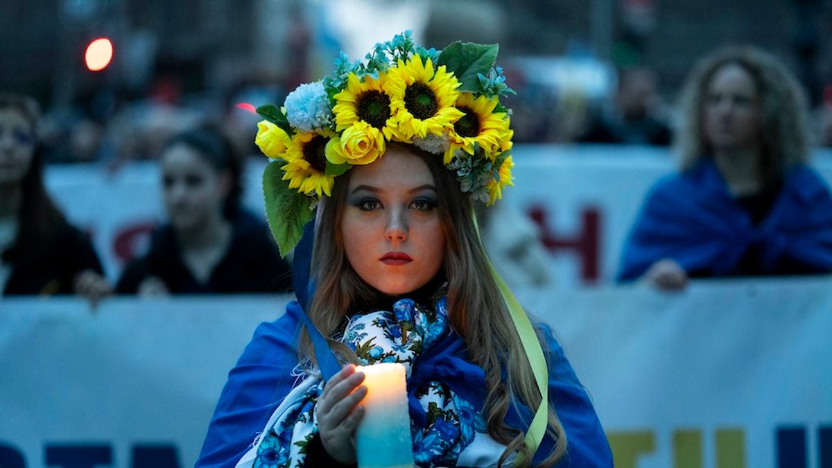 2024年2月24日,烏克蘭民眾在匈牙利布達佩斯舉行抗議俄羅斯侵略烏克蘭的示威活動。(美聯社) 2024年2月24日,烏克蘭民眾在匈牙利布達佩斯舉行抗議俄羅斯侵略烏克蘭的示威活動。(美聯社)