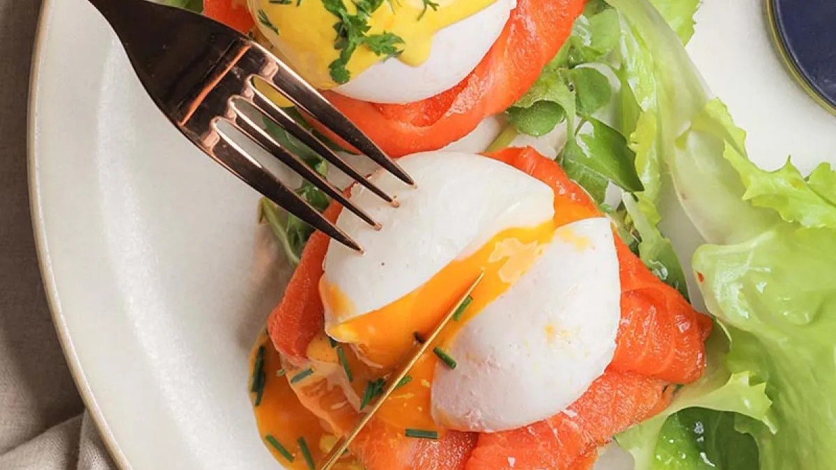 使用來自於花蓮黎明教養院所屬之方舟畜牧場培育的放牧蛋,以良善的食材和精湛的廚藝打造出友善班尼迪克蛋主餐。(圖/晶華酒店集團)