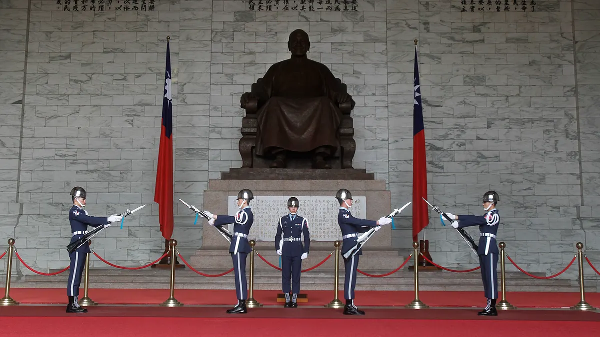 促轉會上月公布中正紀念堂轉型方案,認為應移除蔣中正銅像,形同給民進黨政治大難題。(資料照,美聯社) 促轉會上月公布中正紀念堂轉型方案,認為應移除蔣中正銅像,形同給民進黨政治大難題。(資料照,美聯社)