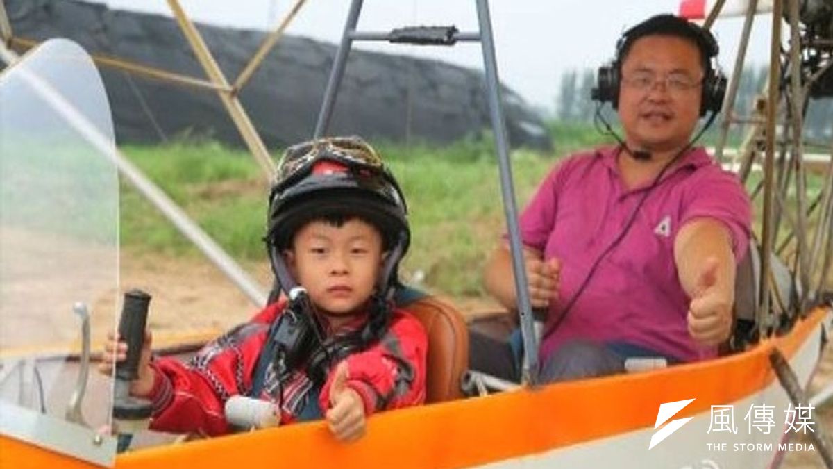 鷹爸何烈勝(右)和兒子多多。(取自網路) 鷹爸何烈勝(右)和兒子多多。(取自網路)