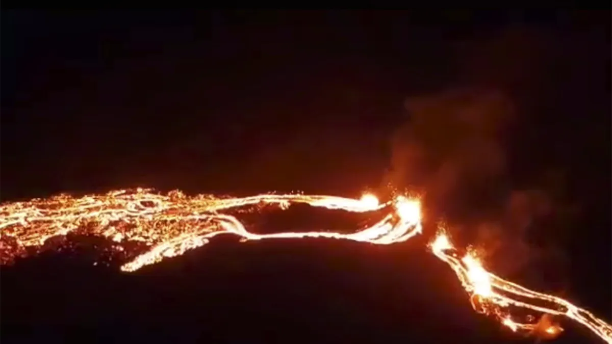 冰島雷克雅維克西南方約30公里處的法格拉達爾山19日火山噴發(美聯社)