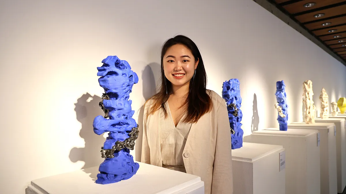 宋丹楊用陶土創作出情緒的形狀,讓每一位觀眾都能在欣賞作品時找到心裡的映照。(圖/新北市立鶯歌陶瓷博物館) 宋丹楊用陶土創作出情緒的形狀,讓每一位觀眾都能在欣賞作品時找到心裡的映照。(圖/新北市立鶯歌陶瓷博物館)