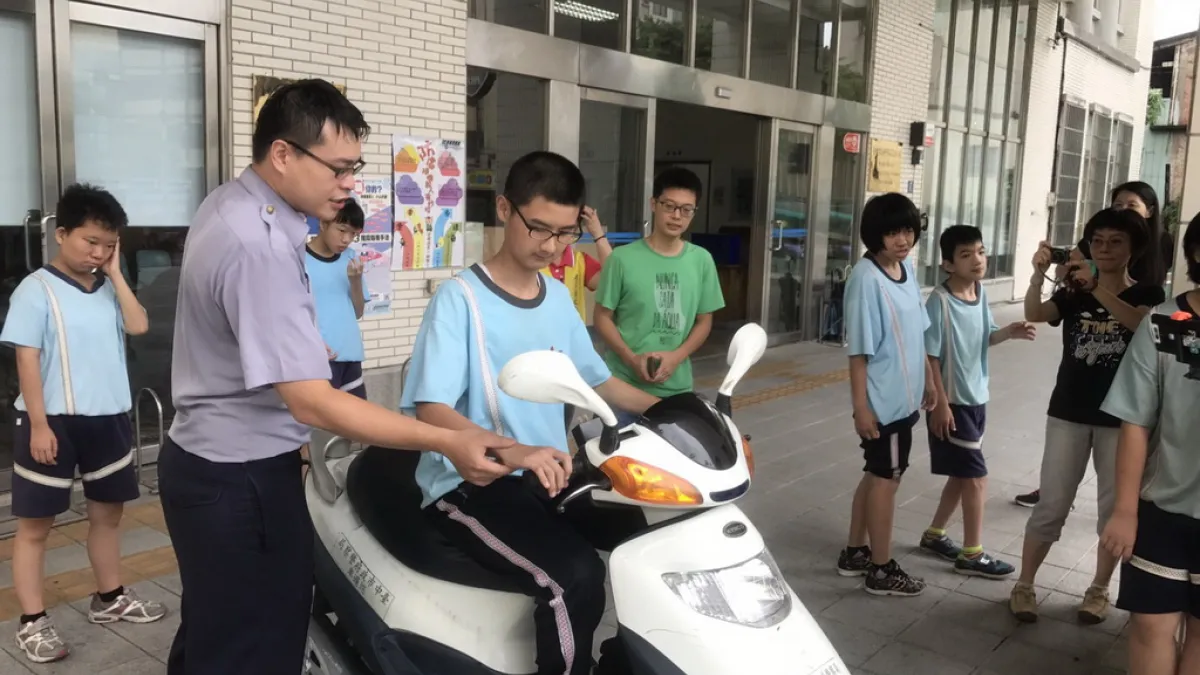警局參訪體驗警用裝備 特教生:長大要當警察