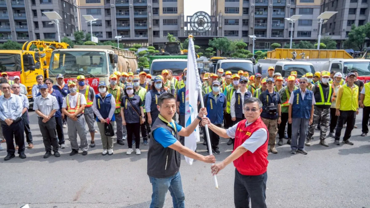 高市府集結跨局處支援團隊,出發前往花蓮協助清除災區淤泥與環境復原工作,發揮「同島一命、人溺己溺」的精神。(圖/高雄市政府提供)